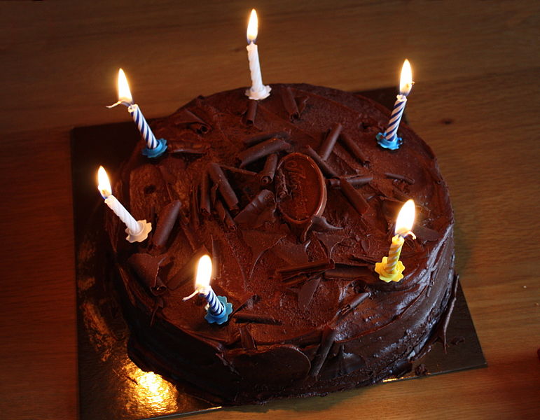 Birthday_cake_with_6_candles