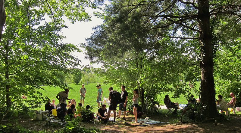 People_having_a_picnic_under_the_trees_of_park_Parco_del_Lura_in_Saronno,_Italy_2015-05-10